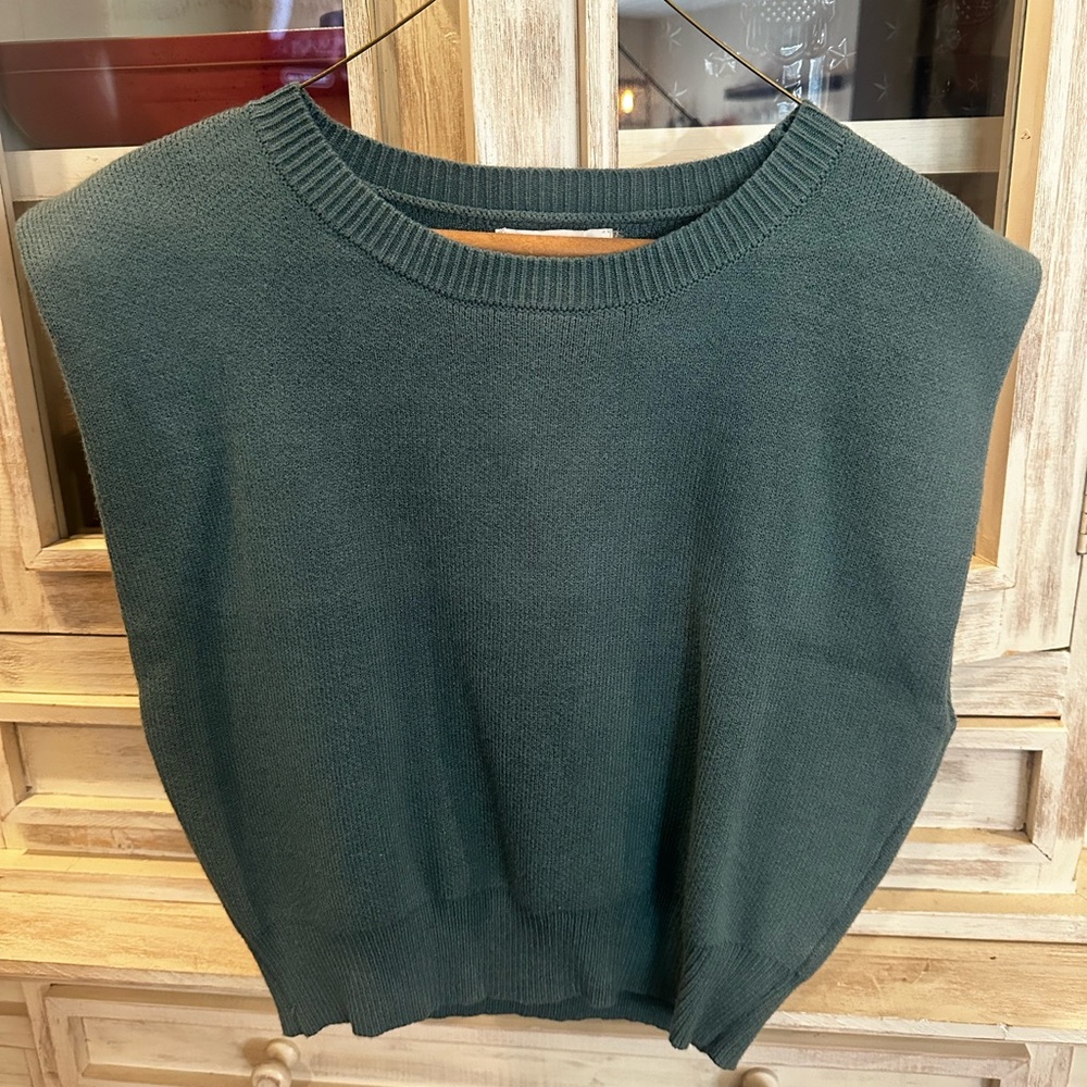 Elegant Green Women's Sleeveless Sweater